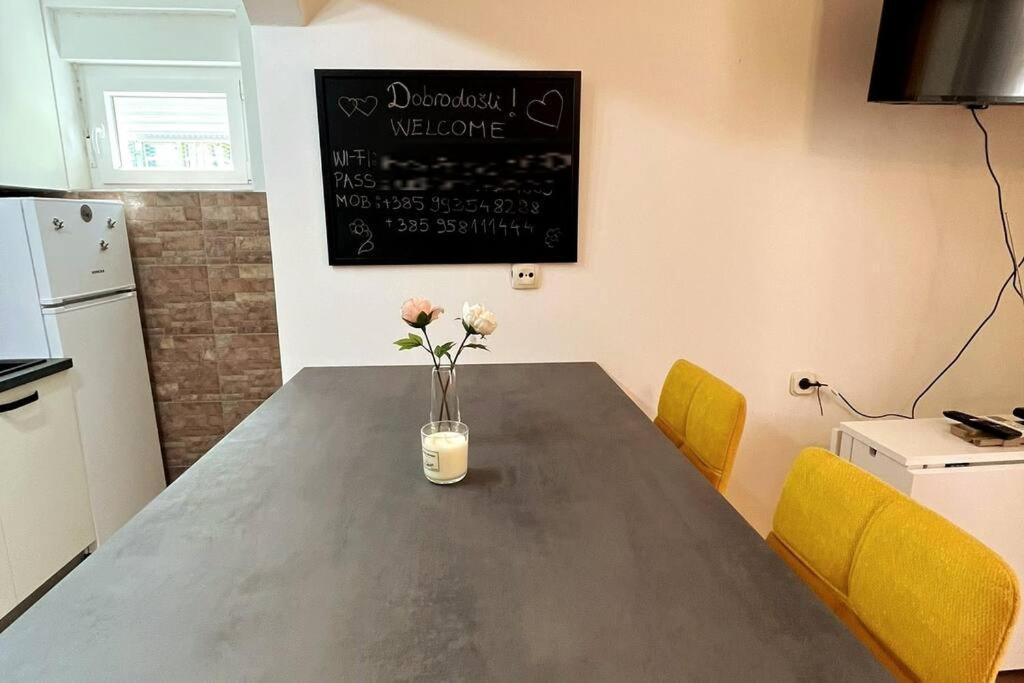 Lijepo Ureden Stan U Centru Grada Apartment Knin Luaran gambar