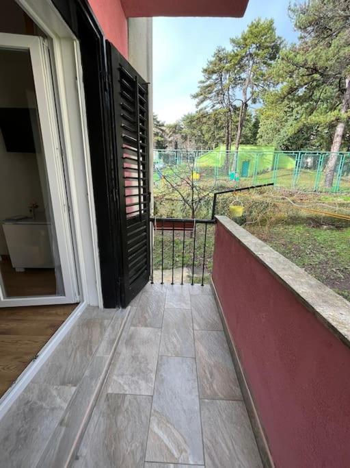 Lijepo Ureden Stan U Centru Grada Apartment Knin Luaran gambar