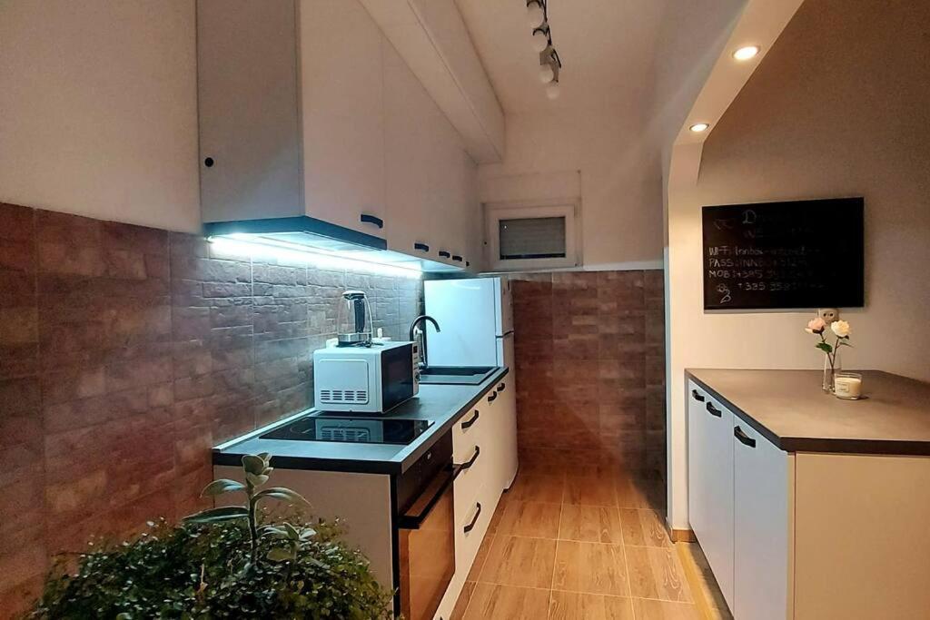 Lijepo Ureden Stan U Centru Grada Apartment Knin Luaran gambar