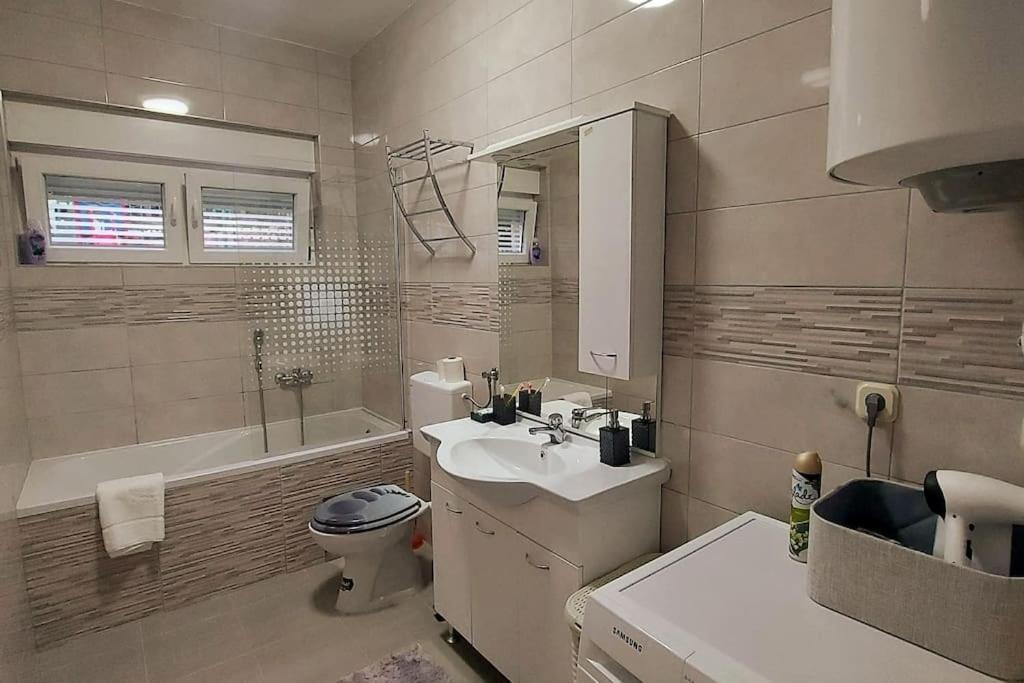 Lijepo Ureden Stan U Centru Grada Apartment Knin Luaran gambar